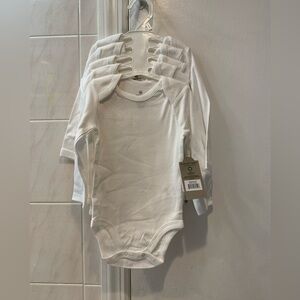 HONEST baby organic cotton 6-9month long sleeve white onsies Brand new with tag